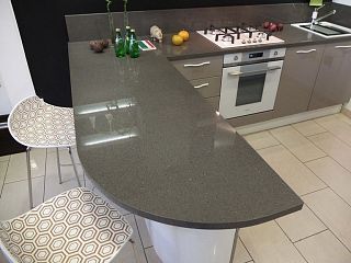 Г-образная столешница из акрилового камня Hi-Macs Pantheon M322