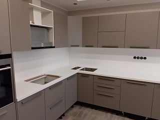 Угловая столешница для кухни из акрилового камня Staron Pearl SP011