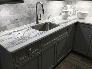 Столешница под серый мрамор из кварцевого агломерата Cambria Ella