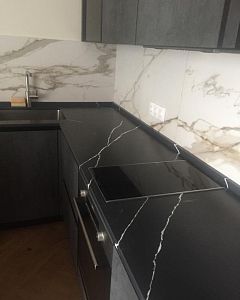 Длинная столешница для кухни из кварцевого агломерата Avant Quartz 7600