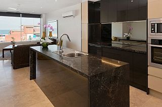 Прямоугольная столешница из кварцевого агломерата Caesarstone Vanilla Noir 5100