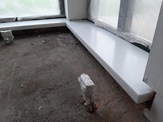 Однотонный угловой подоконник из акрилового камня Staron