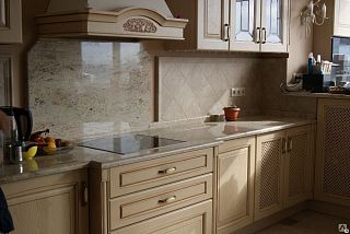 Столешница в светлых тонах из камня SileStone Halley
