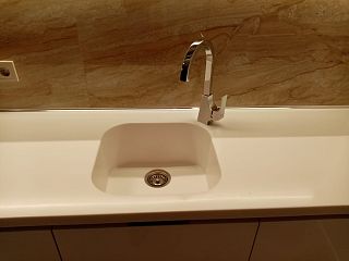 Столешница с интегрированной мойкой из акрилового камня Staron Pearl SP011