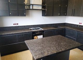 Угловая столешница для кухни из кварцевого агломерата Technistone Noble Imperial Grey