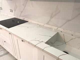 Прямая столешница для кухни из кварцевого агломерата Avant Quartz Calacatta Эно 9000