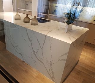 Столешница с островом из кварцевого агломерата SmartQuartz Calacatta Lunense