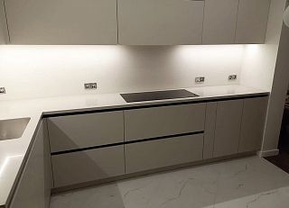 Угловая кухонная столешница из акрилового камня Tristone Glacier White 019
