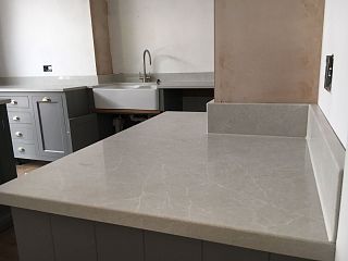 Столешница из кварцевого агломерата Caesarstone Frosty Carrina 5141