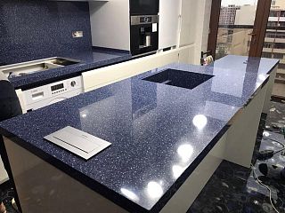 Кухонная столешница с вкраплениями Staron Blue PB870