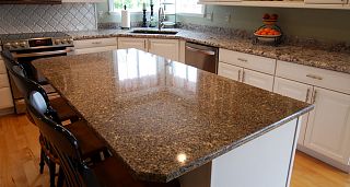 Длинная столешница с островом из кварцевого агломерата Caesarstone Mink 4350