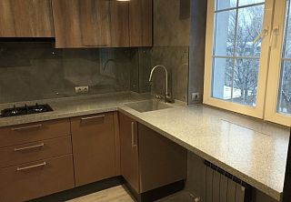 Широкая столешница серого цвета Staron Grey SG420