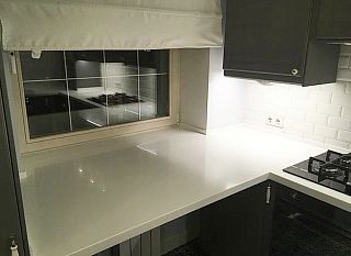 Угловая столешница из акрилового камня Hanex 008 N-white