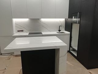 Прямая столешница для кухни из кварцевого агломерата SmartQuartz Calacatta Lunense