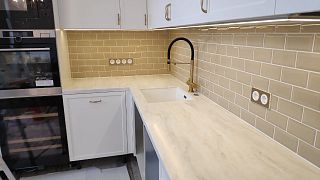 Кухонная угловая столешница из акрилового камня Grandex Hazel Flow M-701