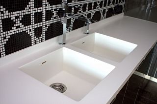 Двойная мойка из акрилового камня Staron Bright White BW010