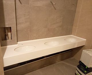 Столешница с тремя встроенными раковинами Corian Glacier White