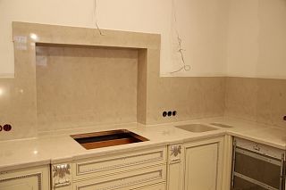 Угловая столешница для кухни из кварцевого агломерата PlazaStone Giraffa Solare 3350