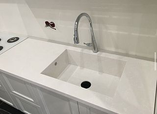 Столешница из кварцевого агломерата Technistone Noble Supreme White