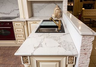 Столешница для кухни с отделкой фасада из кварцевого агломерата SmartQuartz Gold Arabescato