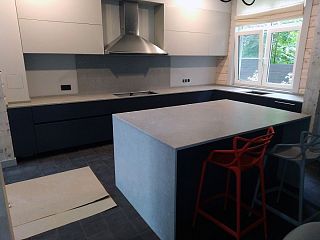 Г-образная столешница из кварцевого агломерата Noble Concrete Grey