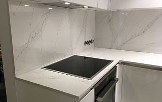 Столешница светлая из кварцевого агломерата Vicostone Tuscany BQ8811