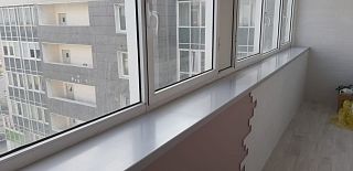 Прямой длинный подоконник из акрилового камня Hi-Macs Breeze M306