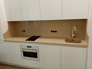 Столешница со стеновой панелью из акрилового камня Corian Absolute Beige