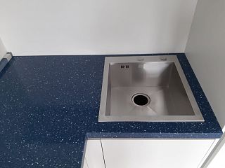 Длинная столешница синего цвета из акрилового камня Corian Atlantis