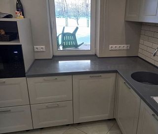 Короткий подоконник для кухни из акрилового камня Grandex P-108 Pure Grey