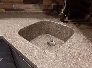 Угловая столешница для кухни из акрилового камня Tristone Chocolate Truffle ST-106