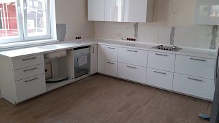 Угловая столешница из акрилового камня Staron Bright White BW010