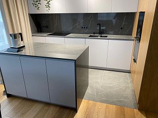 Прямая столешница с островом из кварцевого агломерата SmartQuartz Calacatta Lunense