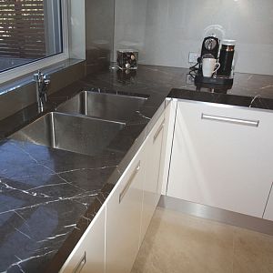 Столешница г-образная из кварцевого агломерата Vicostone Cinza BQ-8808