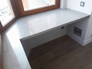 Эркерный подоконник из кварцевого агломерата Vicostone Ice lake BQ8668