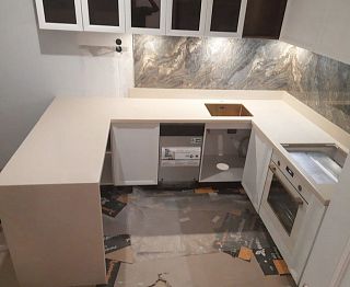 Угловая столешница из акрилового камня Staron Metallic Beach EB545