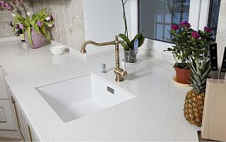 Кухонная длинная столешница из кварцевого агломерата Technistone Crystal Quartz White