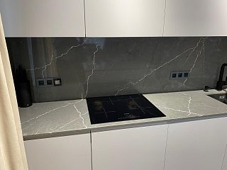 Прямая столешница из кварцевого агломерата Smart Quartz Calacatta Lunense