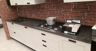 Прямая столешница для кухни из кварцевого агломерата Technistone Noble Pietra Grey