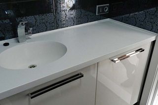 Светлая столешница из искусственного камня Hanex N-White S-008