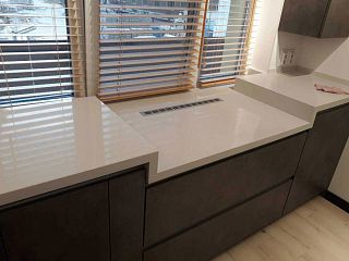 Подоконник с прорезями из акрилового камня Corian Bone