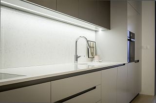Длинная кухонная столешница из кварцевого агломерата Technistone Starlight White