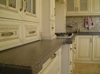 Фигурная столешница из кварцевого агломерата Caesarstone Mink 4350