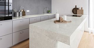 Длинная столешница из кварцевого агломерата Technistone Noble Olympos Mist