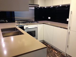 П-образная столешница из кварцевого агломерата Technistone Harmonia Altay